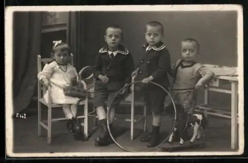 AK Drei Jungen und Mädchen mit einem Spielzeug-Reifen