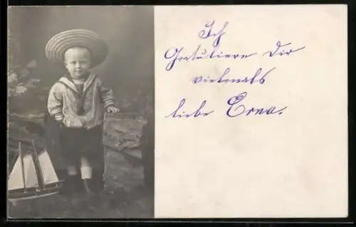 AK Kleiner Junge im Matrosenhemd mit Spielzeugboot