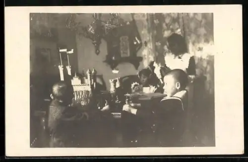 AK Drei Kinder mit einer Spielzeugburg und Puppen