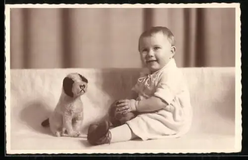 AK Kleines Kind mit Ball und einem Spielzeughund