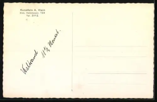 AK Kleines Kind mit Ball und einem Spielzeughund