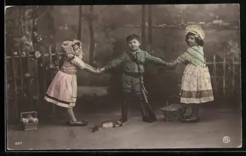 AK Junge mit einem Spielzeuggewehr und zwei Mädchen