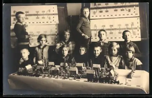 AK Gruppe von Kindern mit einer Spielzeugeisenbahn