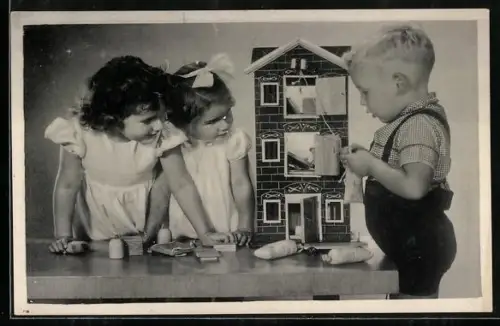 AK Junge und zwei Mädchen mit einem Spielzeughaus