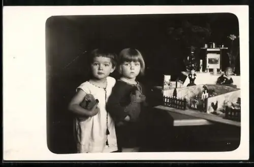Foto-AK Zwei Kinder mit einem Spielzeugbauernhof