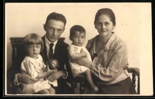 Foto-AK Ehepaar und zwei Kinder mit einem Ball