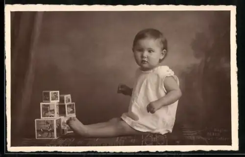 Foto-AK Kleines Mädchen mit Spielzeugwürfeln 1927