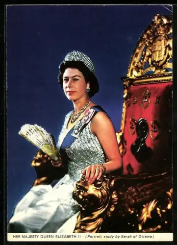 AK Königin Elizabeth II. mit Fächer und Krone auf dem Thron