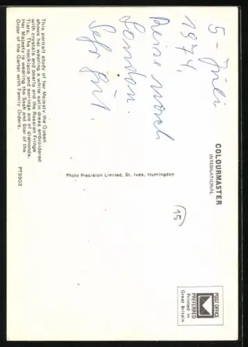 AK Königin Elizabeth II. mit Fächer und Krone auf dem Thron