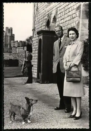 AK Queen Elizabeth II. and the Duke of Edinburgh at Windsor Castle, Corgi