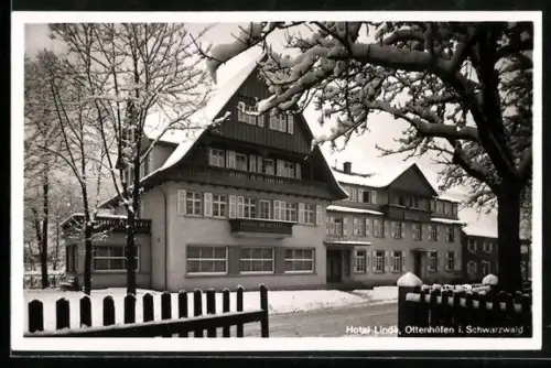 AK Ottenhöfen i. Schwarzw., Hotel Linde im Winter, Bes. B. Schneider