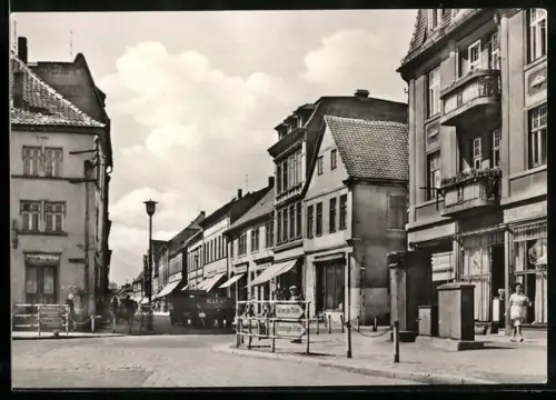 AK Haldensleben, Friedrich-Engels-Platz, Strassenzug, Geschäfte, Wohnhäuser