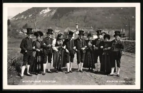 AK Montafon, Montafoner Trachten, Gruppe auf der Strasse vor einer Ortschaft