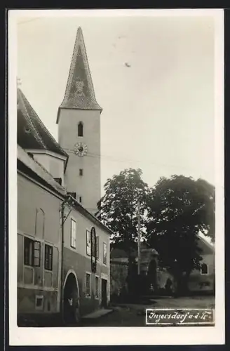 AK Wien-Inzersdorf, Ortspartie mit Kirchturm und Mauer