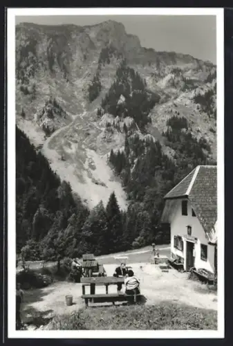 AK Gmunden, Gasthaus Mairalm T. Promberger mit Gästen im Sonnenschein