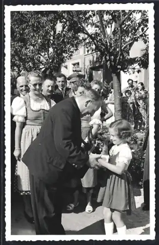 Foto-AK Leoben, Besuch Landeshauptmann Josef Krainer, Begrüssung eines kleinen Mädchens