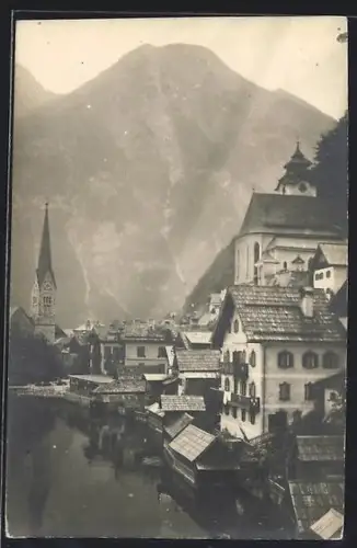 Foto-AK Hallstatt, Teilansicht mit Kirche vom Wasser aus