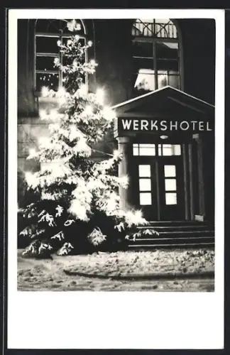 AK Kapfenberg, Werkshotel, Eingang im Winter, mit Weihnachtsbaum