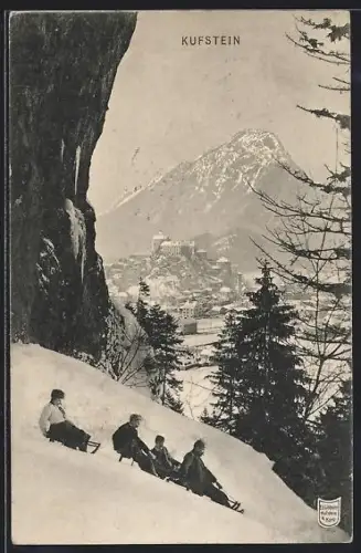 AK Kufstein, Blick von der Dux auf den Ort, Männer beim Rodeln