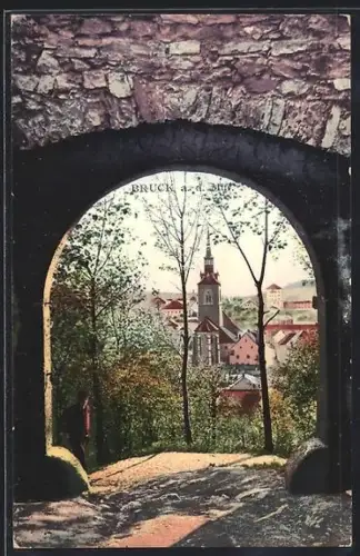 AK Bruck a. d. Mur, Teilansicht mit Kirche durch einen Torbogen