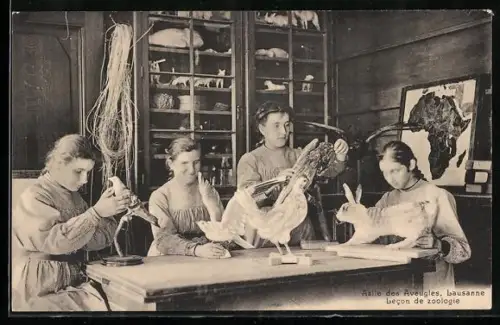 AK Lausanne, Asile des Aveugles, Lecon de zoologie, Schülerinnen im Biologieunterricht