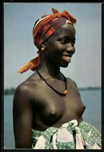 AK Junge afrikanische nackte Frau vor Wasser