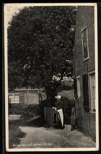 AK Laren, Bäuerin steht am Zaun vor ihrem Haus