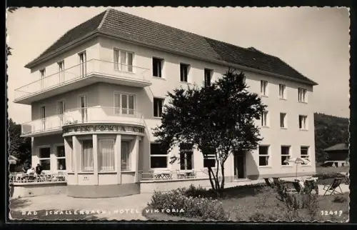 AK Bad Schallerbach, Hotel Viktoria, Frontansicht mit Terrasse und Garten