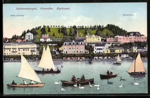 AK Gmunden /Salzkammergut, Esplanade mit Hotel Bellevue, Segelbooten und Promenade