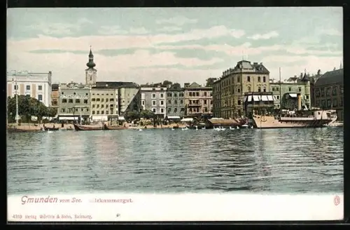 AK Gmunden /Salzkammergut, Uferpartie mit Schiff, Häuserzeile und Kirchturm