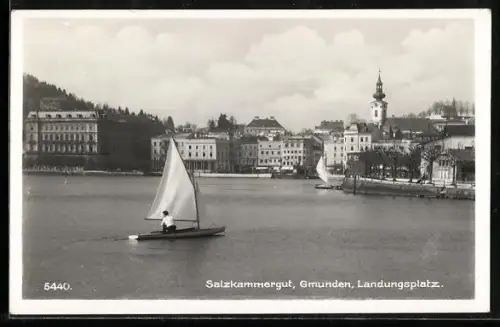 AK Gmunden /Salzkammergut, Landungsplatz mit Segelboot