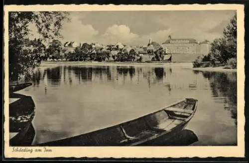 AK Schärding am Inn, Stadtpanorama mit Inn und Boot im Vordergrund