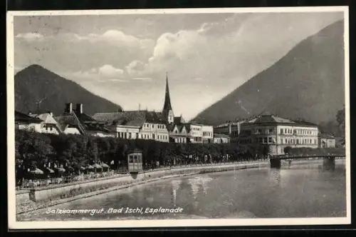 AK Bad Ischl /Salzkammergut, Esplanade mit Flussufer und Kirchenspitze