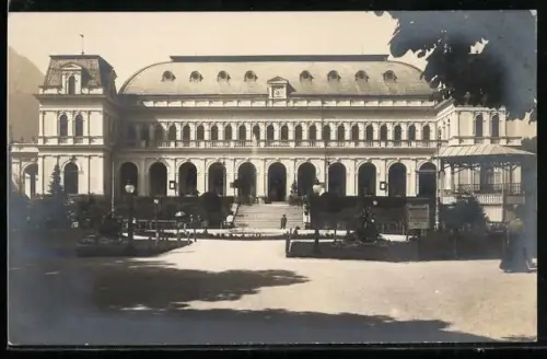 AK Bad Ischl, Kurhaus mit Arkadenreihe, Veranden und Freitreppe