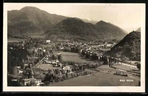 AK Bad Ischl, Panorama mit Stadt, Fluss und Bergen