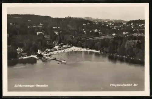 AK Gmunden /Salzkammergut, Fliegeraufnahme mit Strandbad, Promenade und Bootsanleger