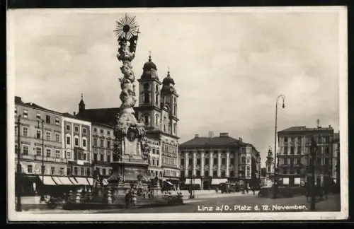 AK Linz a. D., Platz d. 12. November, Dreifaltigkeitssäule vor Stadtgebäuden