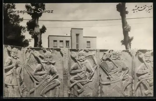 AK Persepolis-Shiraz, Hochhaus mit Mauer