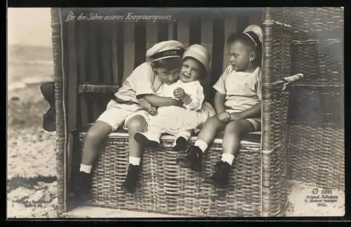 AK Die drei Söhne des Kronprinzen Wilhelm von Preussen sitzen im Strandkorb