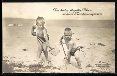 AK Die beiden jünsgten Söhne des Kronprinzenpaares am Strand