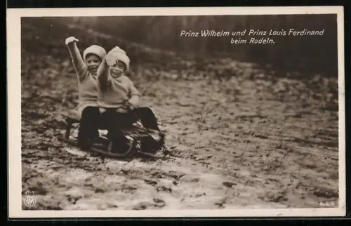 AK Prinz Wilhelm und Prinz Louis Ferdinand beim Rodeln