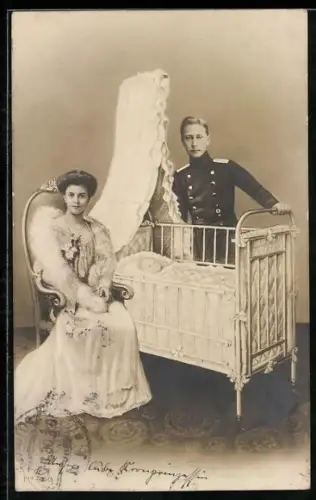AK Kronprinz Wilhelm von Preussen und Gattin am Bettchen ihres Kindes
