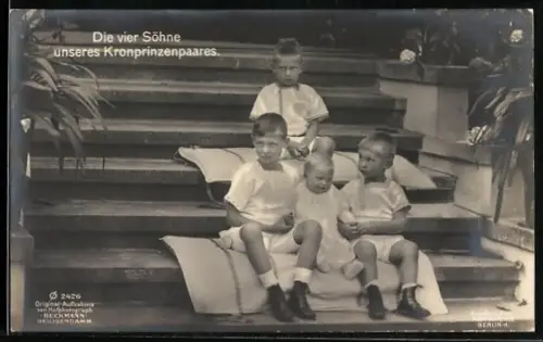 AK Die vier Söhne des Kronprinzenpaares von Preussen poseiren auf einem Treppenaufgang