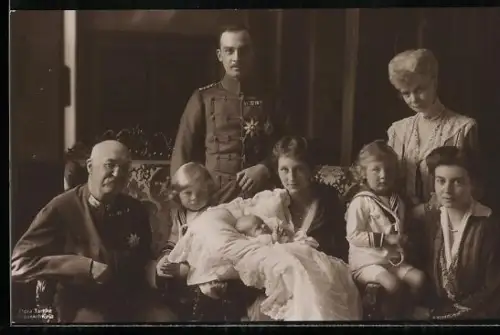 AK Ernst August Herzog von Braunschweig in Husarenuniform im Kreis seiner Familie