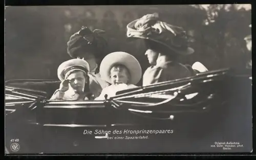 AK Die drei Söhne des Kronprinzen Wilhelm von Preussen bei einer Spazierfahrt mit zwei Damen in einer Kutsche