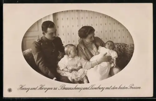 AK Herzog Ernst August und Gemahlin von Braunschweig und Lüneburg, mit den beiden Prinzen