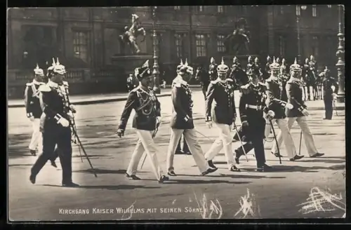 AK Berlin, Kaiser Wilhelm II. mit seinen Söhnen beim Kirchgang