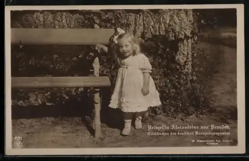 AK Prinzessin Alexandrine von Preussen, Töchterchen des deutschen Kronprinzenpaares, an einer Parkbank