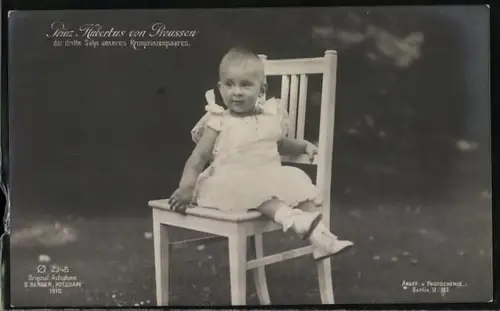 AK Prinz Hubertus als niedlicher Bube auf einem Stuhl im Garten sitzend