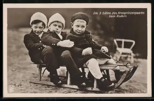 AK Kronprinz Wilhelm von Preussen, Die 3 Söhne des Kronprinzenpaares beim Rodeln